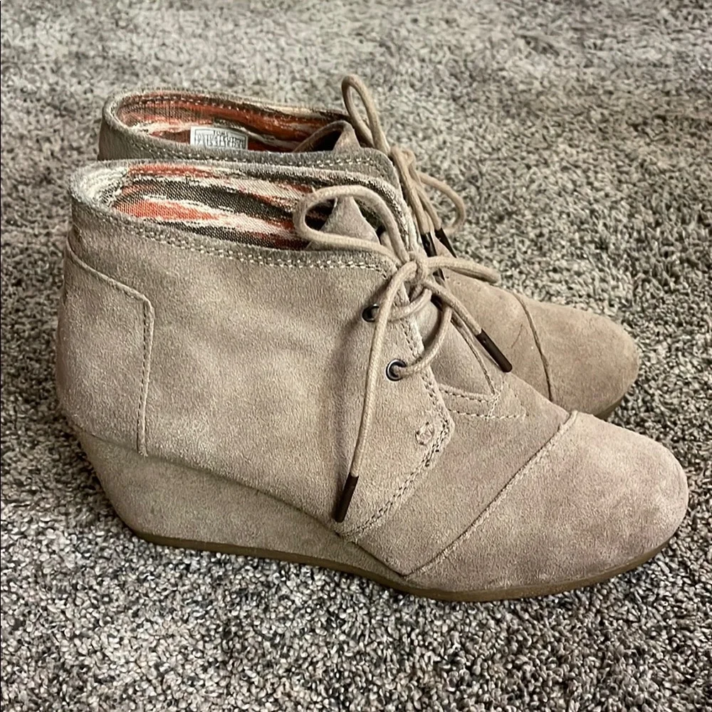 Toms Tan Wedge Shoes with Suede Finish - Picture 4 of 7